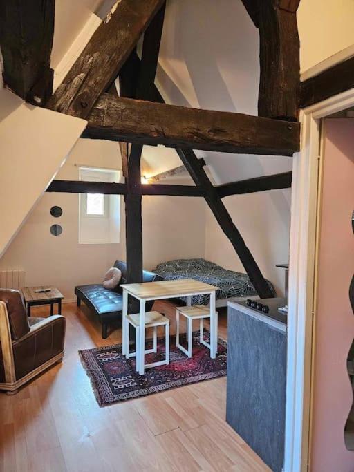 Апартаменти Le Petit Medieval Монлюсон Екстер'єр фото
