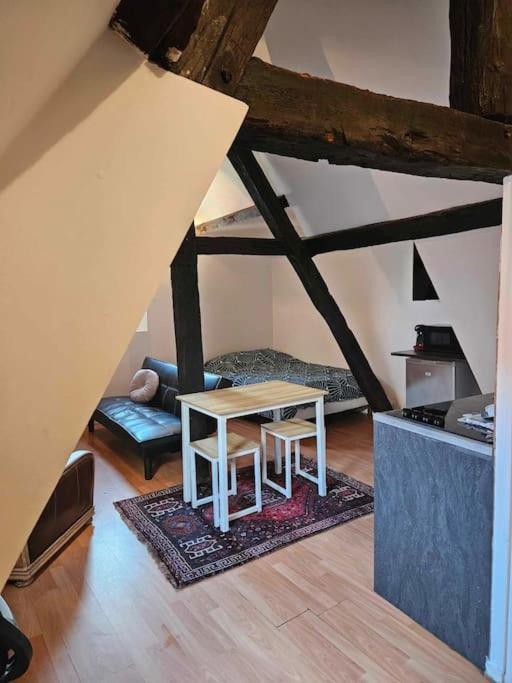 Апартаменти Le Petit Medieval Монлюсон Екстер'єр фото
